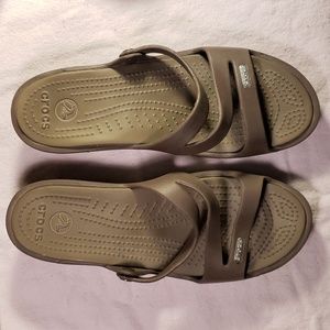 Crocs    woman’s shoes | size  w8